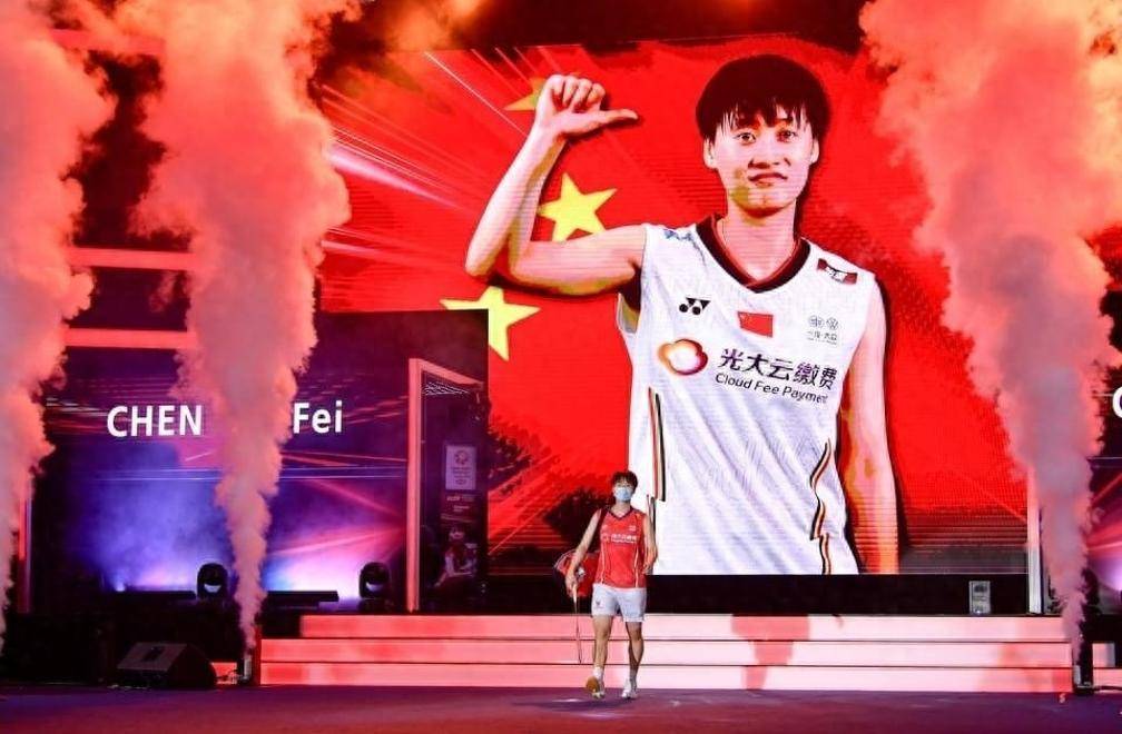 运动员们在赛场上争分夺秒，争取胜利